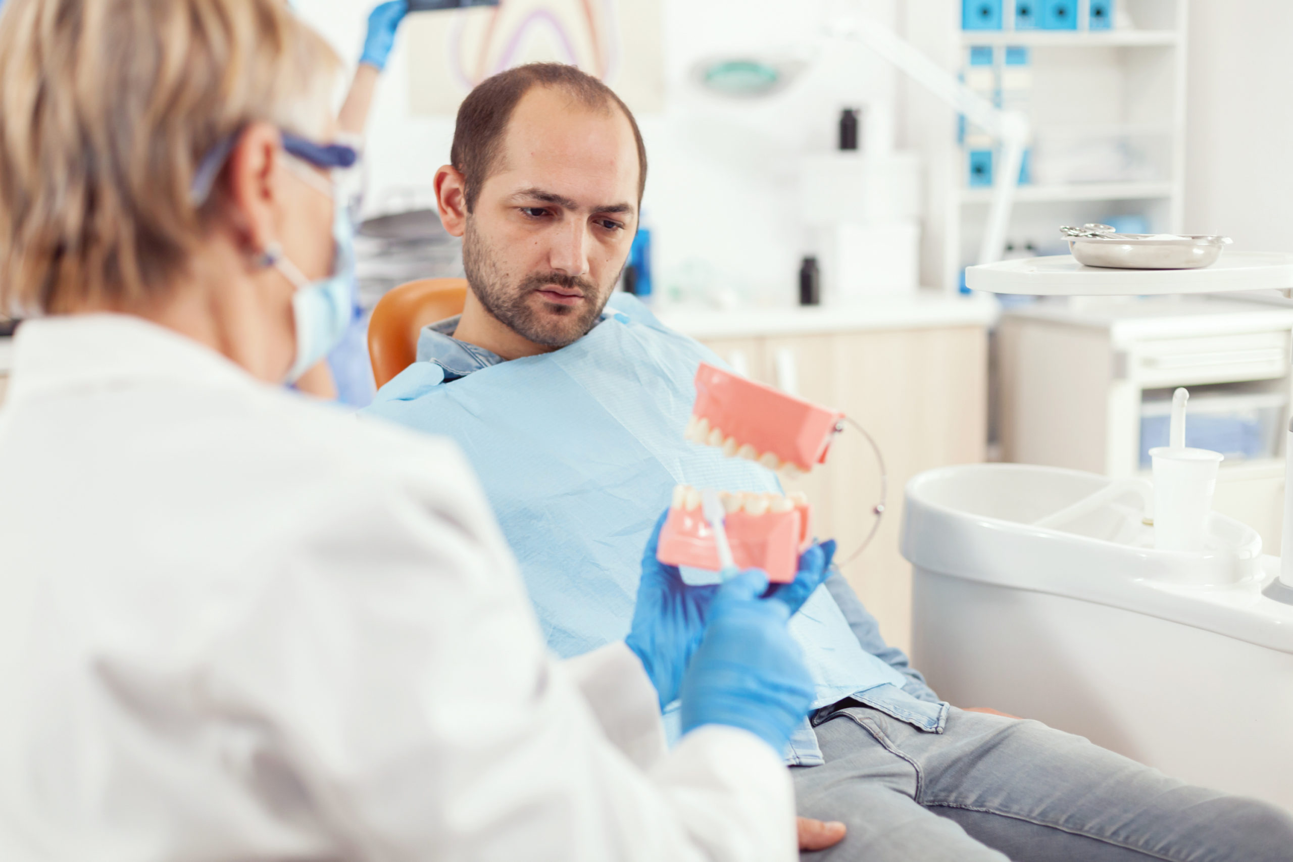 ¿Qué son los implantes dentales y por qué es importante cuidarlos?
