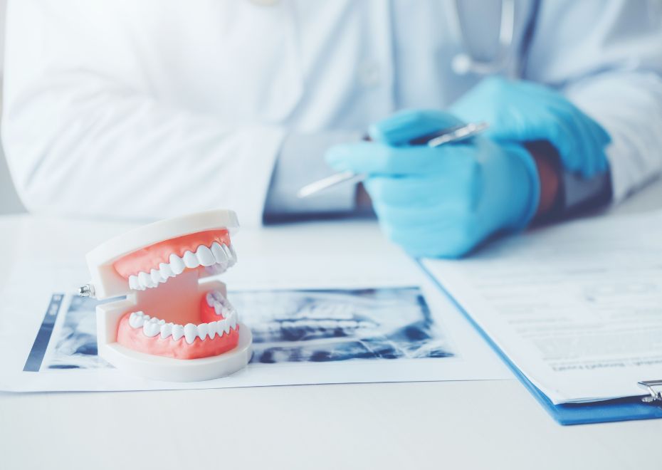 Prótesis dental fija y removible: diferencias, ventajas y cómo elegir la opción adecuada